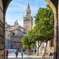 El Patio de Banderas, con forma de antiguo patio de vecinos, está ubicado dentro del entorno de los Reales Alcázares de la ciudad española de Sevilla.