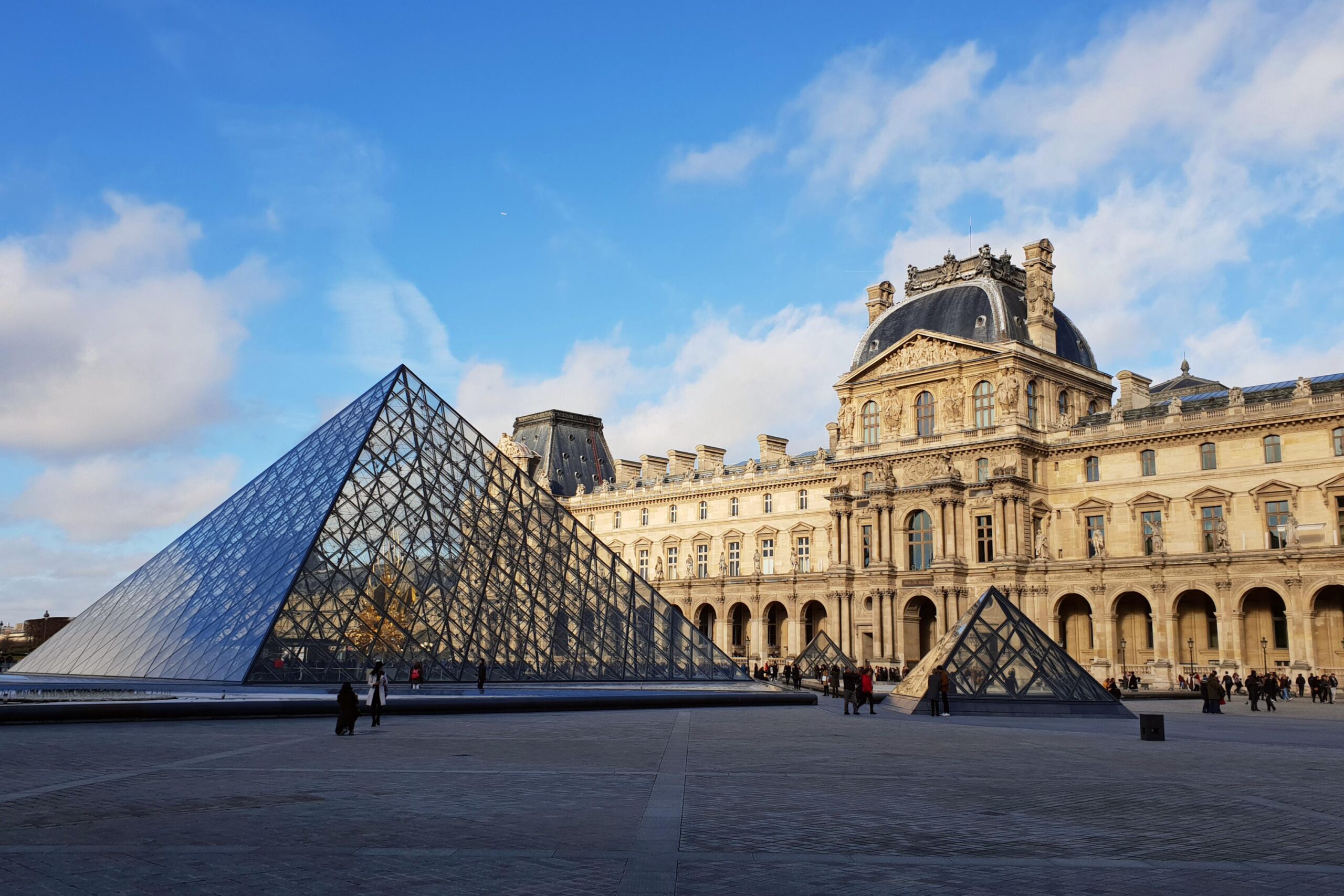 La louvre. Музеи. Лувр. Париж. Дворец-музей Лувр в Париже. Здание Лувра в Париже. Лувр здание музея.